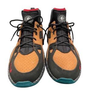 Nike women’s  air Moawbb hiking running sneaker 6.5 in excellent condition